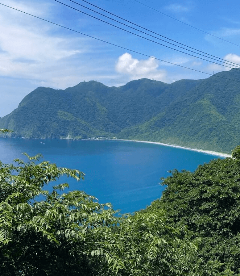 The east coast is absolutely beautiful, large mountains and cliffs with beaches below and the blue ocean, makes for a fantastic day trip from Taipei.